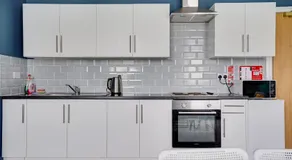 Homesly Guest Rooms, Comfortable En-suite Guest Rooms with Free Parking and Self Check-in - Image 5
