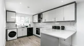 Spacious Detached House with 7 Beds Includes Ping Pong and Pool Table Sleeps 14 Free Parking - Image 2