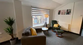Mary Page Suite Your Home in the Heart of Town 3-Bed Parking - Image 3
