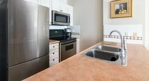 Town Plaza Suites by Golden Dreams - Image 4
