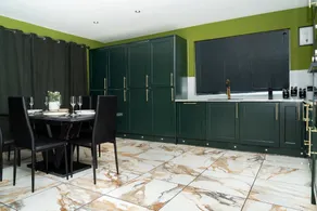 Luxury 5BD, Gym, Parking, Bus to Airport, Sleeps10 - Image 5