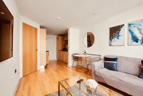 Deluxe City Apt, River Canal View& Free Parking! - Image 2