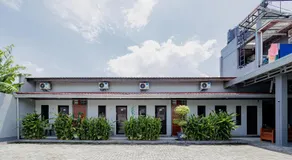 RedDoorz Near Dr Oen Solo Baru Hospital - Image 5