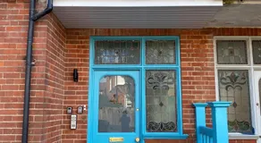 Stylish 2 Bed Apt, 2 Minute Walk From The Beach. - Image 4