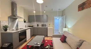 King Bed Flat with Garden, Walks & Private Parking - Image 3