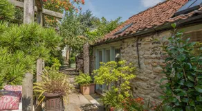 Helmsley Garden Cottage & Railway Carriage - Image 3