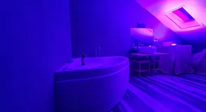 LA SUITE DEL DOGE - Suite Privata con Vasca Idromassaggio e Ingresso Indipendente,Camino e Cromoterapia - Image 5
