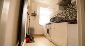Entire 2 Bedroom Ground Floor Apartment Cardiff City Centre & Stadium - Image 4