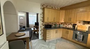 3 bed Jct 37 M1 luxury stay! - Image 2