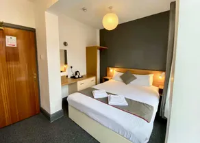 Alumhurst Hotel - Image 2