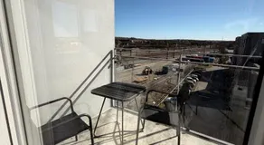 Modern Stylish Apartment Near City Centre with Parking - Image 5