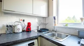 Charming Entire 2-Bedroom House in Milton Keynes - Image 4