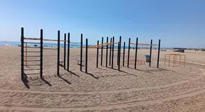 close to beach and 15 mints to la rambla by tren - Image 2