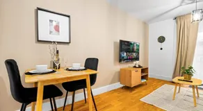 Arcadian Apartment - King Bed - Private Balcony & Secure Parking 14A - Image 4