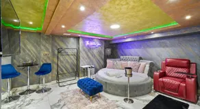 Hidden Gem Lt Properties Jaccuzi bath massage chair Superkingsize bed Parking available - Image 3