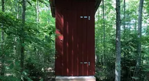 Tree-tent overlooking lake in private woodland - Image 5