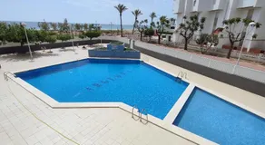 Apartamento en la playa con piscina - Image 2