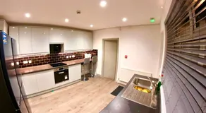 The Lux Ville, Stunning 6 Bedroom Home in London - Image 2