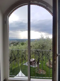 En gammel panoramisk lada på det toscanske landskab - Image 3