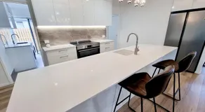 Large and Private Executive Home - Secure parking for boats - Image 4