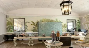 Parade Hotel - Image 2