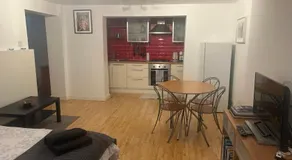 Cozy 1 Bedroom Basement Flat - Image 2