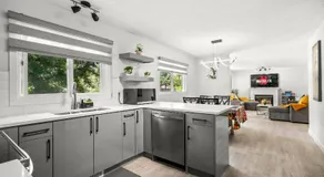 Bright 3-Bed Retreat Near the Zoo and Downtown - Image 3