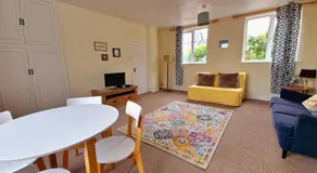 Large, quiet garden flat near Torquay beach - Image 2