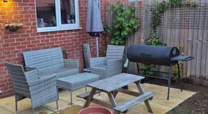 The Aylesbury Home Retreat - 3 Bed Home with Garden & Free Parking - 2 Bedrooms - Image 3