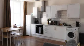 Stay Central - 2BR Apartment Near Beach & City Highlights - Image 2
