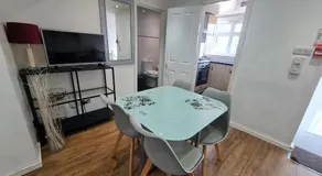 Urban Hideaway 2beds apartment - Image 4