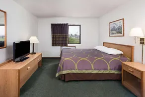 Super 8 by Wyndham Kingdom City - Image 3