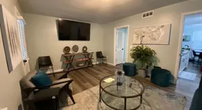 HHI Homes- Newly Renovated Cozy Modern Pet-Friendly Villa-Ideal Location - Image 4