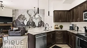 Mountain Haven Retreat, Pool & Hot Tub, UG Parking, Fitness Centre, WiFi! - Image 4