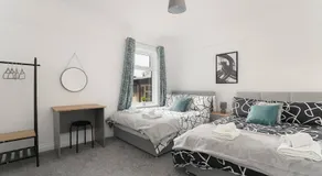 Spacious 5-Bed house Private Parking - Image 2