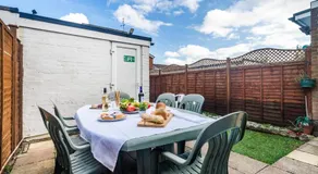 Monmouth House Aylesbury Premier Quality Accommodation For Larger Families Contractors And Professionals Sleeps Up to 6 Guests - Image 5