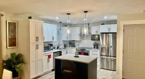 Platinum Homes , Stylish 3BR Home,4 Min to YQM Airport, Sleeps 10 Free Parking - Image 4