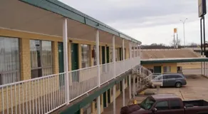Budget Inn - Image 3