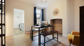 3-Bed Home Perfect for Exploring Nottingham & Derby - Image 3