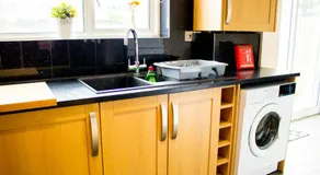 Spacious 5-Bedroom Home - Sleeps 11 & Free Parking - Image 5