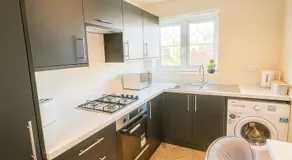 Manchester Stay Hub - 2BR with Free Parking, Near Airport & Attractions - Image 2