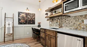 The Bee Room - Cozy Retreat on Midway Main Street - Image 5