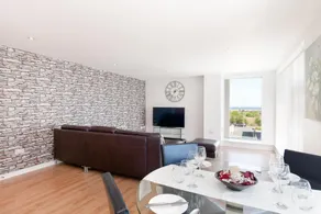 Stylish Garden View Apartment - Image 5