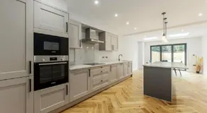 Prime Location 4-Bed Home in Croydon with Parking - Image 5