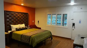 New American Inn and Suites  - Image 4