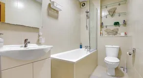 Cosy ground floor flat close to train & bus routes - Image 5