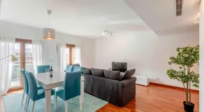 Modern 2 bedroom apt 20 min from city center - Image 3