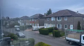 Room in Glasgow 20 mins away from city - Image 4