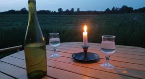 Gula Vagnen Nostalgi och natur i unik cirkusvagn - Image 3