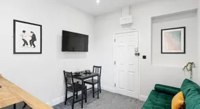 Modern Central Apartment - King Size Bed - Free Parking - Image 3
